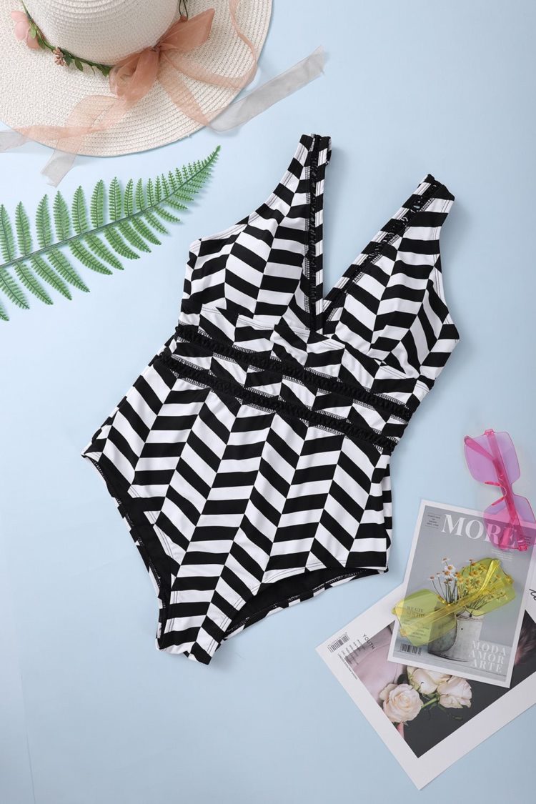 Janet Womens White Black Print Lattice Plunge One Piece Swimsuit